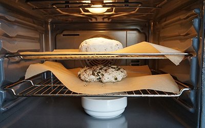 Selbstgemachte Brote im Ofen